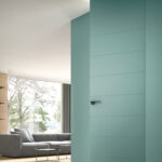 Porte colorate: porta a tutt'altezza e filo muro modello Avenue laccata Acquamarina