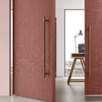 porta a bilico Aventura con finitura materica e texture tattile effetto tessile